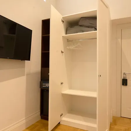 Konukevi Agh Babuino Roma